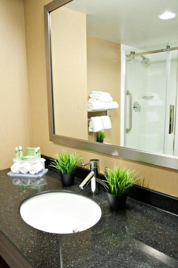 Holiday Inn Express Pembroke By Ihg Extérieur photo